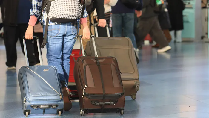 スーツケースを運ぶ空港の利用者