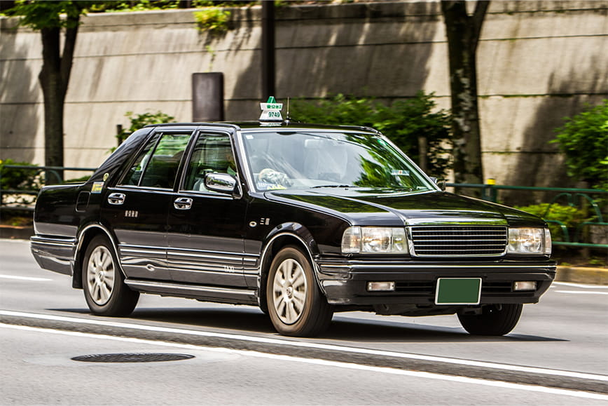 配車アプリや電話でそのつど呼ぶ一般のタクシー