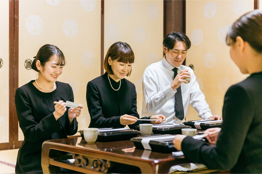 葬儀・法要の親族送迎に使われるアルファードタクシー
